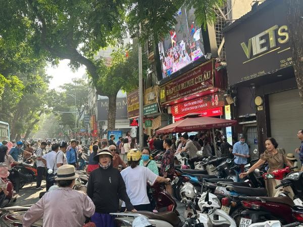 Người dân xếp hàng mua vàng tại Bảo Tín Minh Châu (Trần Nhân Tông) sáng 9/10/2025.