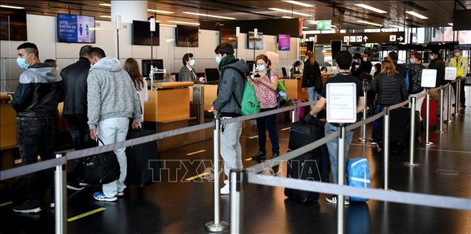 Hành khách xếp hàng tại quầy làm thủ tục ở sân bay Schwechat, gần Vienna, Áo. Ảnh minh họa: AFP/TTXVN 