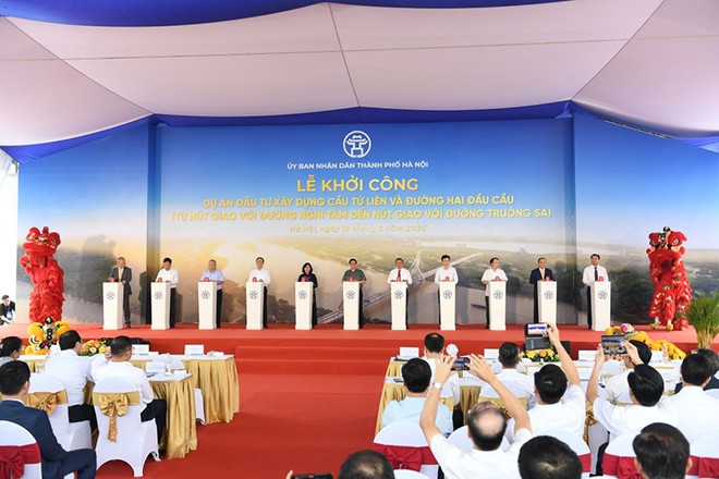 Thủ tướng Phạm Minh Chính và các đại biểu thực hiện nghi thức khởi công Dự án đầu tư xây dựng cầu Tứ Liên và đường hai đầu cầu