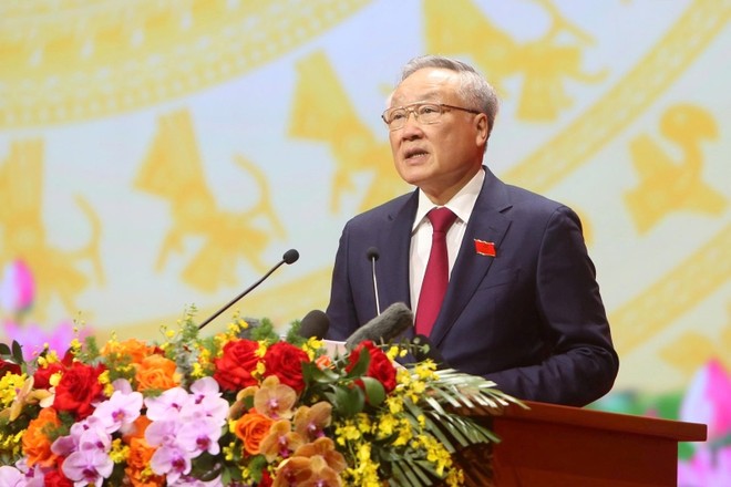 Đồng chí Nguyễn Hòa Bình, Ủy viên Bộ Chính trị, Phó bí thư Thường trực Đảng ủy, Phó thủ tướng Thường trực Chính phủ trình bày báo cáo chính trị tại Đại hội.