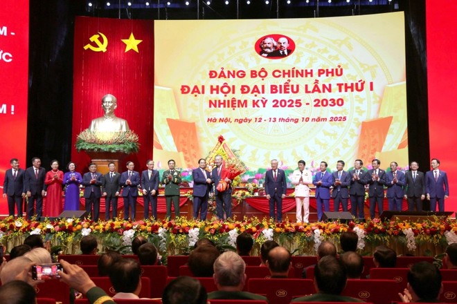 Đồng chí Phạm Minh Chính, Ủy viên Bộ Chính trị, Bí thư Đảng ủy Chính phủ, Thủ tướng Chính phủ tặng hoa Tổng Bí thư Tô Lâm đến tham dự và chỉ đạo Đại hội.