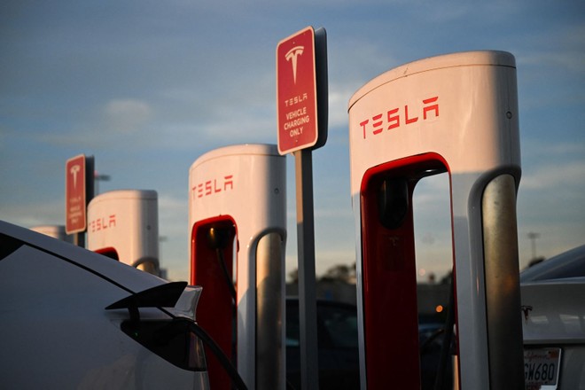 Một trạm sạc điện của Tesla tại Hawthorne, California, Mỹ. Ảnh: AFP/ TTXVN