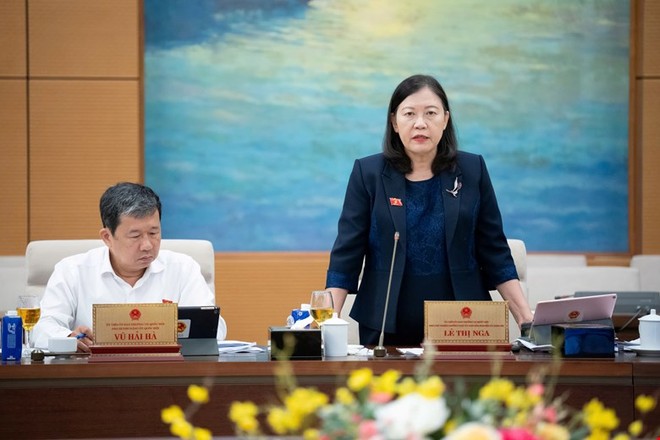 Phó chủ nhiệm Thường trực Ủy ban Dân nguyện và Giám sát Lê Thị Nga phát biểu. 