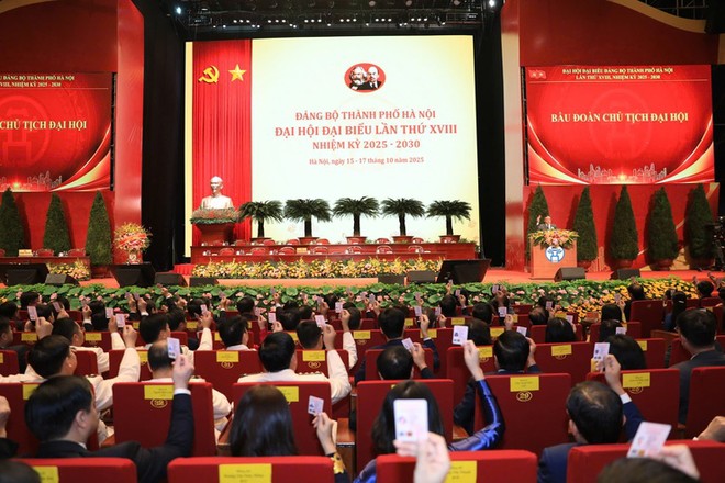 Đoàn Chủ tịch Đại hội đại biểu đảng bộ Thành phố Hà Nội lần thứ XVIII, nhiệm kỳ 2025-2030. 