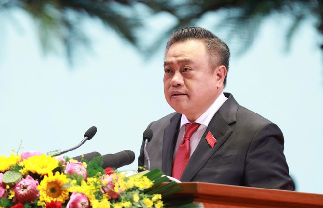 Chủ tịch UBND Thành phố Hà Nội Trần Sỹ Thanh trình bày Báo cáo kiểm điểm công tác lãnh đạo, chỉ đạo của Ban Chấp hành Đảng bộ Thành phố Hà Nội khóa XVII, nhiệm kỳ 2020-2025 tại Đại hội.