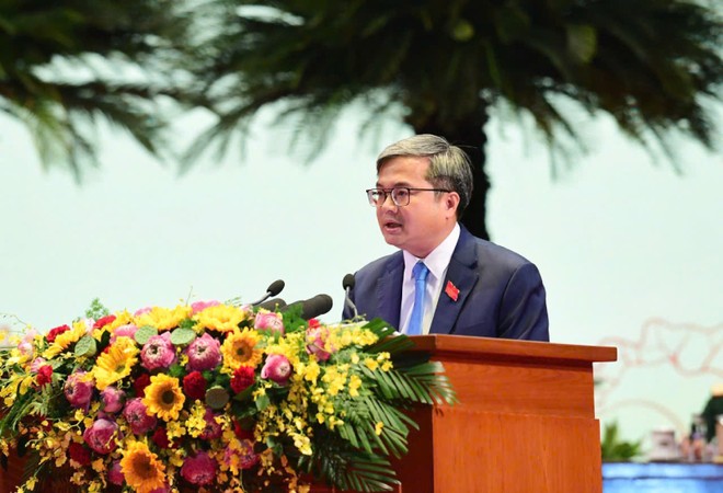 Phó Chủ tịch UBND Thành phố Hà Nội Trương Việt Dũng trình bày tham luận tại Đại hội.