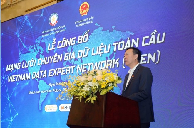 Thiếu tướng Nguyễn Ngọc Cương, Giám đốc Trung tâm Dữ liệu Quốc gia, Phó chủ tịch Hiệp hội Dữ liệu Quốc gia phát biểu tại sự kiện công bố Mạng lưới Chuyên gia Dữ liệu Toàn cầu (VDEN).
