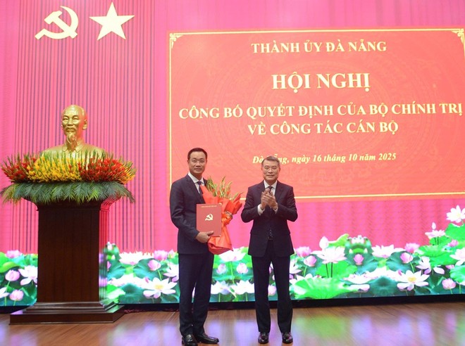 Ông Lê Minh Hưng - Trưởng Ban Tổ chức Trung ương trao quyết định của Bộ Chính trị chỉ định ông Lê Ngọc Quang giữ chức Bí thư Thành uỷ Đà Nẵng.