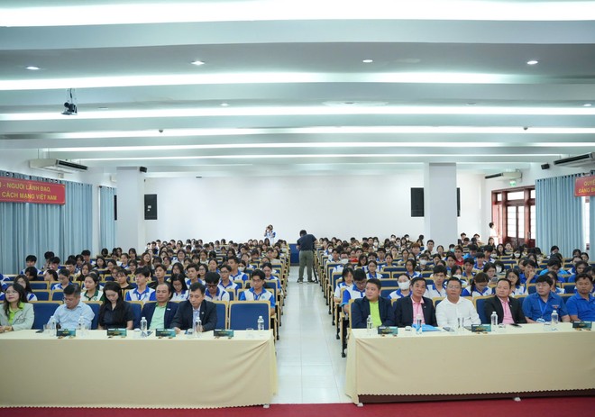 Toàn cảnh Hội nghị Sinh viên về Phát triển Thực phẩm bền vững và Lễ ra mắt Học bổng Anh hùng Thực phẩm 2025, nơi kết nối tri thức, nuôi dưỡng ước mơ và lan tỏa tinh thần nhân ái.