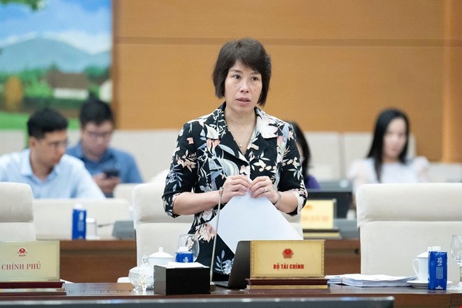 Thứ trưởng Bộ Tài chính Nguyễn Thị Bích Ngọc trình bày tờ trình dự án Luật Đầu tư (sửa đổi).