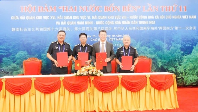 Lãnh đạo bốn cơ quan hải quan của hai nước đã ký kết Biên bản thống nhất nội dung hợp tác.