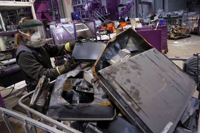 Công nhân xử lý rác thải điện tử tại một nhà máy ở Osorno, miền bắc Tây Ban Nha. Ảnh: AFP/ TTXVN