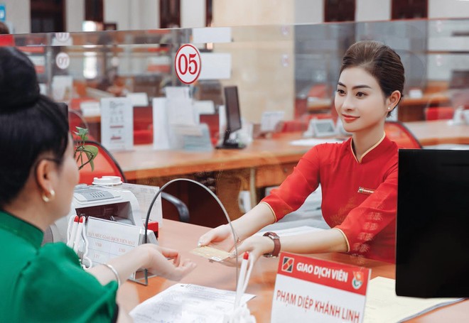 Ngành ngân hàng đang đẩy mạnh ứng dụng công nghệ và chuyển đổi số, nhưng phòng giao dịch vẫn là “điểm chạm” quan trọng