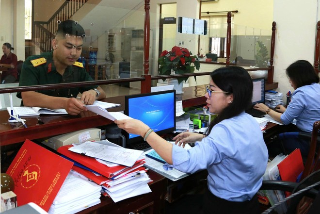 Kho bạc Nhà nước làm việc cả cuối tuần để kịp chi trả chế độ, chính sách. Các bộ, ngành và địa phương đã hoàn thành việc chi trả chế độ, chính sách cho cán bộ, công chức dôi dư sau sắp xếp tổ chức, bảo đảm kịp thời, đúng quy định.