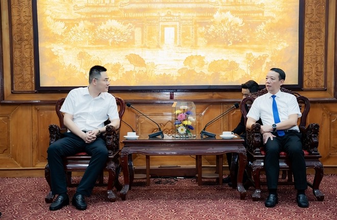 Chủ tịch thành phố Huế (bên phải) làm việc với Giám đốc Trung tâm điều hành của Hãng hàng không Quốc tế Donghai Airlines.