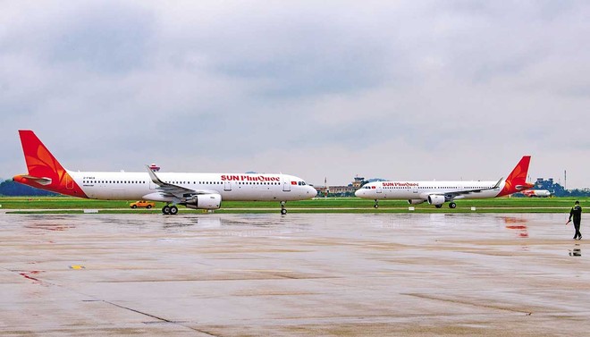 Hai tàu bay của Sun PhuQuoc Airways tại Cảng hàng không quốc tế Nội Bài. 