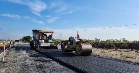 Thảm bê tông nhựa tại gói XL03 đoạn cao tốc Hậu Giang - Cà Mau (Ảnh: Mỹ Lệ) 