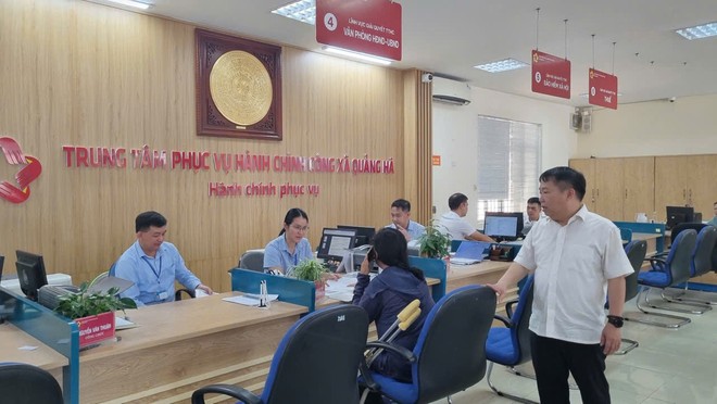 Các thủ tục hành chính công tại Trung tâm Phục vụ hành chính công xã Quảng Hà được thực hiện đảm bảo nhanh chóng, đúng thời hạn. Ảnh: Quỳnh Nga