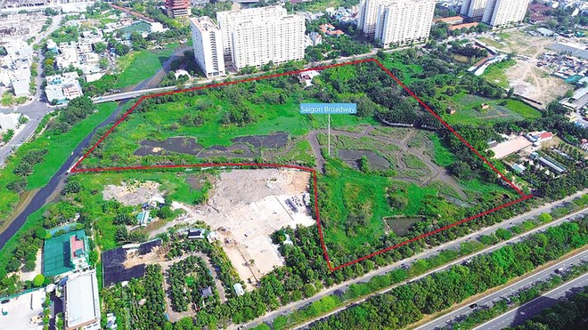 Doanh nghiệp địa ốc đang nhắm vào các lô đất thế chấp ngân hàng. Trong ảnh: Dự án Sài Gòn Broadway đã được VPBank bán lại. 