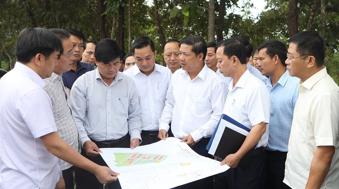 Bí thư Tỉnh ủy Đắk Lắk, ông Lương Nguyễn Minh Triết (giữa) kiểm tra thực tế và khảo sát địa điểm xây dựng trường phổ thông nội trú tại các xã biên giới. Ảnh Tuấn Hải