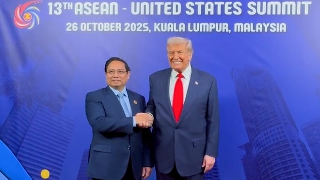 Thủ tướng Chính phủ Phạm Minh Chính có cuộc tiếp xúc ngắn với Tổng thống Hoa Kỳ Donald Trump bên lề Hội nghị Cấp cao ASEAN - Hoa Kỳ. Ảnh: VGP