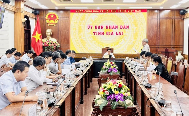 Ông Phạm Anh Tuấn, Chủ tịch UBND tỉnh Gia Lai chủ trì đối thoại với một số doanh nghiệp trên địa bàn tỉnh nhằm tháo gỡ khó khăn, thúc đẩy môi trường đầu tư kinh doanh vào ngày 24/10/2025. Ảnh: Hoàng Thảo.