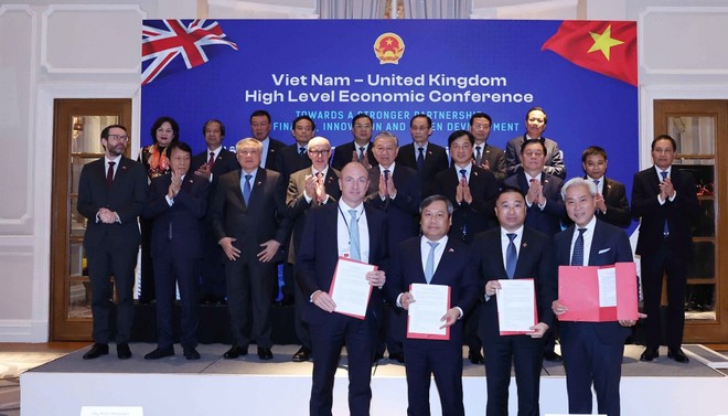 Ông Trần Minh Sơn, Phó Chủ tịch thường trực Hội đồng Quản trị Sun Group, đại diện Sun PhuQuoc Airways kí biên bản ghi nhớ hợp tác với đối tác