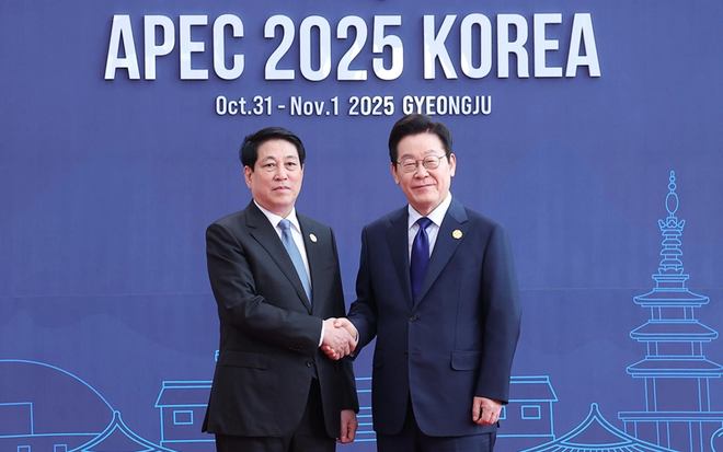 Tổng thống Hàn Quốc Lee Jae Myung đón Chủ tịch nước Lương Cường. Ảnh: Lâm Khánh.