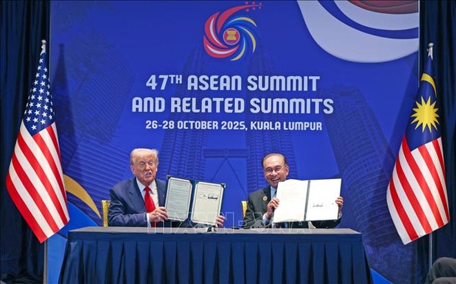 Thủ tướng Anwar Ibrahim và Tổng thống Mỹ Donald Trump tại lễ ký thảo thuận thương mại song phương. Ảnh: TTXVN