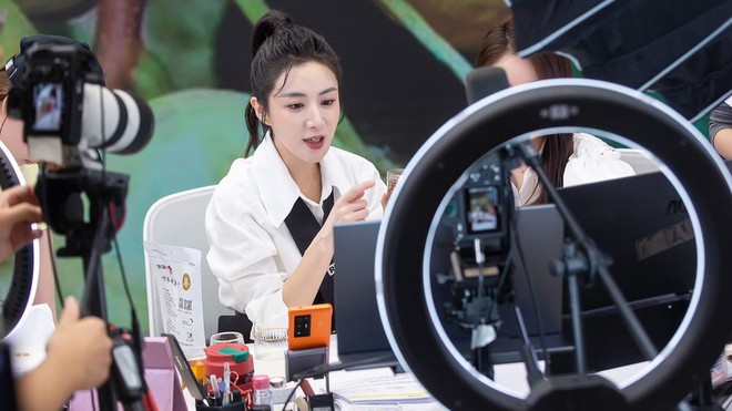 Trung Quốc: KOLs phải có bằng cấp chuyên môn khi đăng thông tin về y tế, giáo dục 