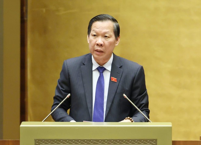 Chủ nhiệm Uỷ ban Kinh tế và Tài chính Phan Văn Mãi trình bày báo cáo thẩm tra. Ảnh: Duy Linh. 