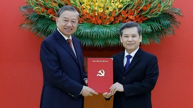 Tổng Bí thư Tô Lâm trao Quyết định của Bộ Chính trị điều động, phân công, bổ nhiệm đồng chí Lê Minh Trí giữ chức Phó Trưởng Ban Thường trực Ban Nội chính Trung ương. (Ảnh: Thống Nhất/TTXVN).