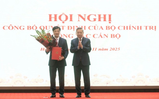 Tổng Bí thư Tô Lâm trao quyết định cho ông Nguyễn Duy Ngọc.