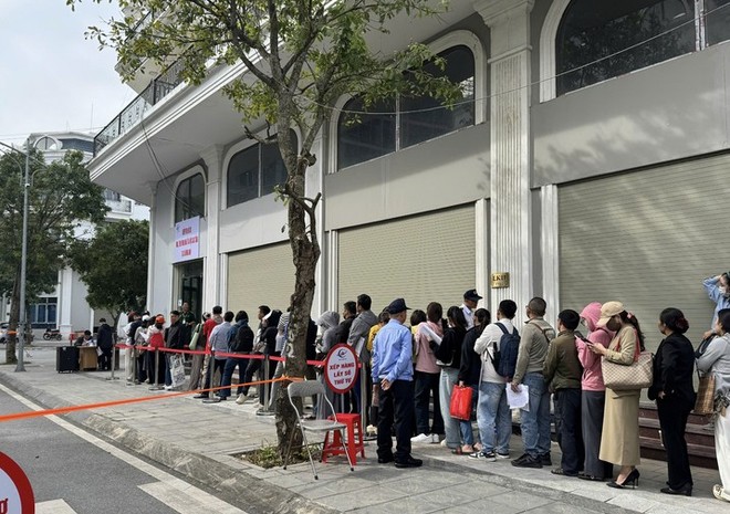 Xếp hàng chờ nộp hồ sơ mua nhà ở xã hội Uy Nỗ (Đông Anh, Hà Nội). Ảnh minh họa.