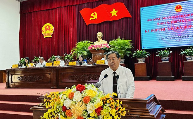 Ông Ngô Thái Chân, Giám đốc Sở Nông nghiệp và Môi trường TP. Cần Thơ trình bày tờ trình về việc việc ban hành Nghị quyết thông qua Danh mục khu đất dự kiến thực hiện thí điểm theo Nghị quyết của Quốc hội