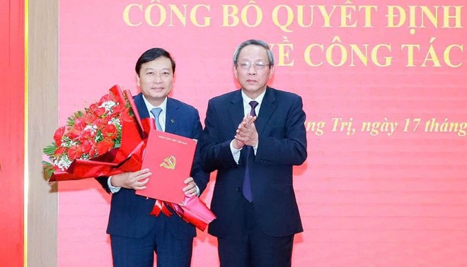 Ông Hoàng Đăng Quang, Phó trưởng Ban Tổ chức Trung ương (bên phải) trao quyết định cho ông Lê Hồng Vinh.