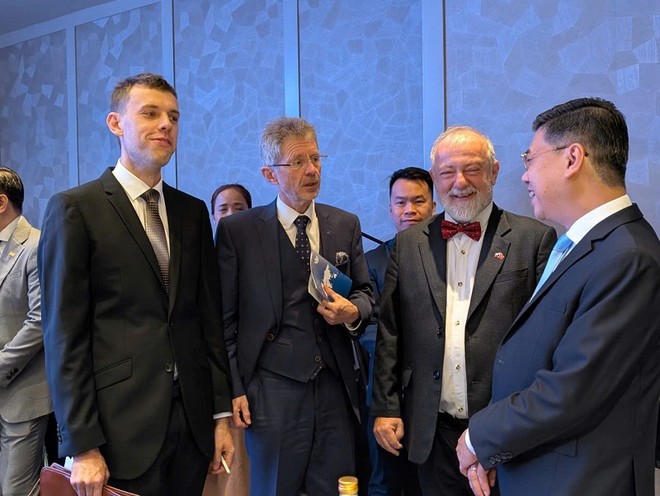 Phó chủ tịch UBND TP.HCM Nguyễn Văn Dũng (ngoài cùng bên phải) trao đổi với Chủ tịch Thượng viện Cộng hòa Czech ông Milos Vystrcil (thứ 2 từ trái qua) bên lề diễn đàn. 