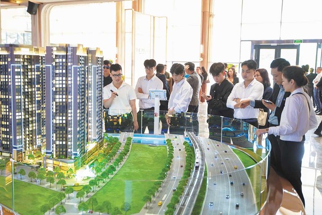 Thị trường địa ốc đang chững lại vì lãi suất tăng. Trong ảnh: Khách hàng đi xem dự án, nhưng tỷ lệ xuống tiền thấp (Ảnh: V.D) 