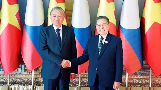 Tổng Bí thư Tô Lâm hội kiến Chủ tịch Quốc hội Lào Saysomphone Phomvihane. Ảnh: Thống Nhất/TTXVN.