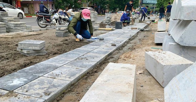 Gói thầu Thi công xây dựng thuộc Dự án Cải tạo, chỉnh trang vỉa hè trên địa bàn quận Hoàng Mai (cũ), TP. Hà Nội (giai đoạn 2) được mở thầu ngày 4/12/2025. Ảnh: Lê Thắng