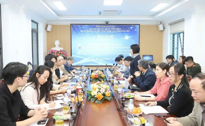 Ban chỉ đạo triển khai, xây dựng Đề án thành lập Khu công nghệ cao tỉnh Hưng Yên cùng các chuyên gia tư vấn quốc tế đã tập trung thảo luận, trao đổi cách thức triển khai, xây dựng Đề án. Ảnh: Nguyễn Quỳnh