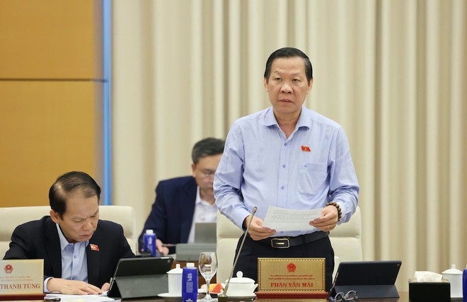 Chủ nhiệm Ủy ban Kinh tế và Tài chính Phan Văn Mãi báo cáo ý kiến cơ quan thẩm tra. Ảnh: Duy Linh. 