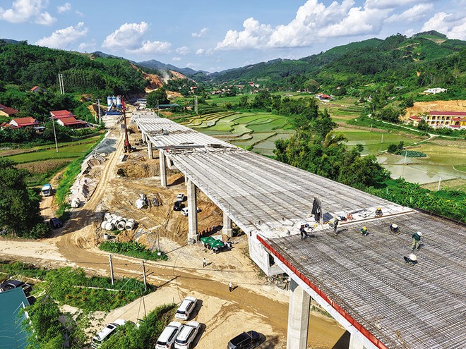 Các địa phương đang rốt ráo giải ngân để về đích kế hoạch. Trong ảnh: Thi công cao tốc Hữu Nghị - Chi Lăng. Ảnh: Đức Thanh 