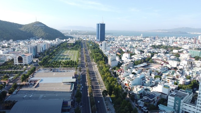 Theo nội dung tờ trình của UBND tỉnh Gia Lai, tuyến đường Nguyễn Tất Thành tại phường Quy Nhơn là tuyến đường có giá đất cao nhất của tỉnh sau điều chỉnh (giá 115 triệu đồng/m2). Ảnh chụp tháng 8/2024.