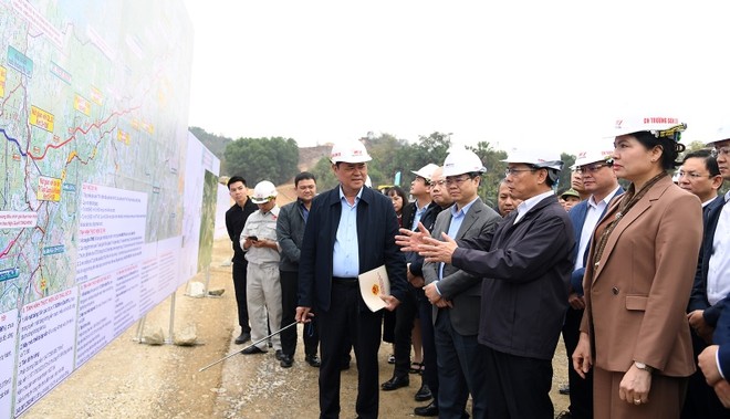 Phó Thủ tướng Bùi Thanh Sơn kiểm tra tiến độ Dự án xây dựng cao tốc Tuyên Quang-Hà Giang đoạn qua tỉnh Tuyên Quang tại nút giao Quốc lộ 37 - Ảnh: VGP.