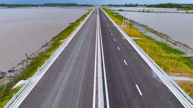 Một đoạn cao tốc Cần Thơ - Hậu Giang sẵn sàng đưa vào khai thác. (Ảnh: báo Xây dựng). 