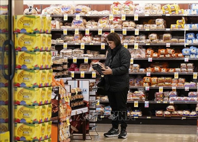 Người dân mua sắm tại siêu thị ở Millbrae, Mỹ, ngày 13/2/2024. Ảnh: THX/TTXVN 