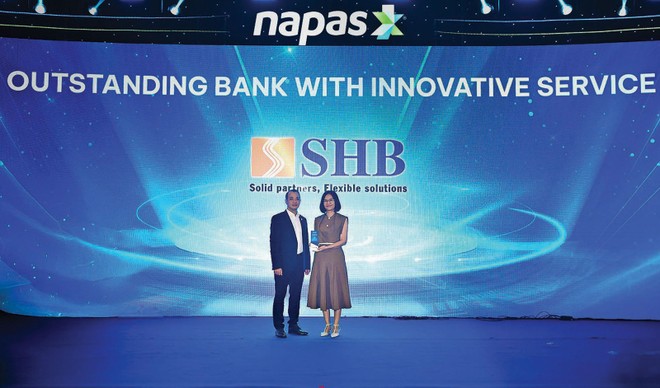 Bà Đoàn Thái Thanh Thủy, Phó Giám đốc Khối Ngân hàng bán lẻ SHB nhận giải thưởng vinh danh từ Napas
