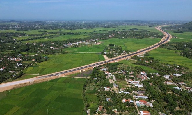 Một đoạn cao tốc Quảng Ngãi - Hoài Nhơn vừa được thông xe trong ngày 19/12. 