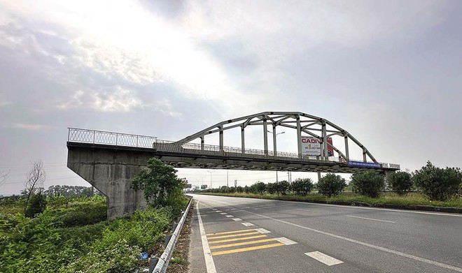 Một cầu đường sắt thi công dang dở qua khu vực Bắc Ninh. 